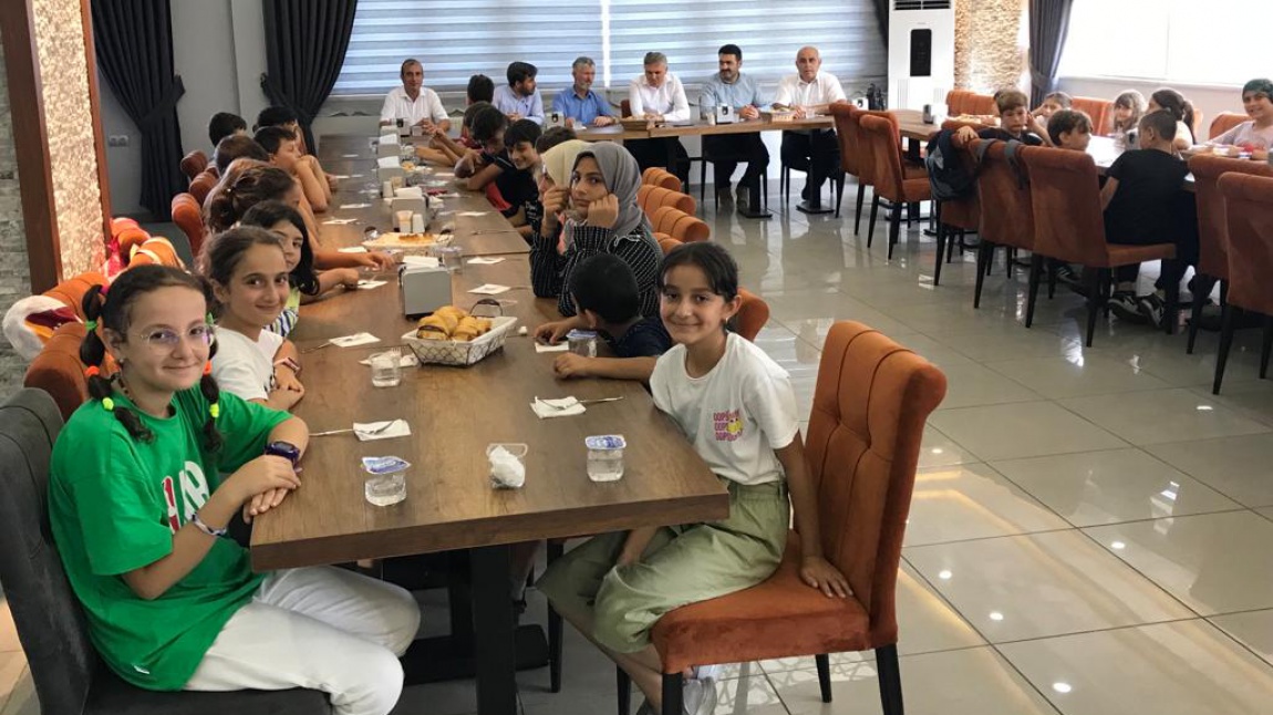 Kurumumuz Pazar Öğretmenevi ve Akşam Sanat Okulu Müdürlüğünde Kur'an kursu yaz talebelerine hayırseverler tarafından yemek verildi.